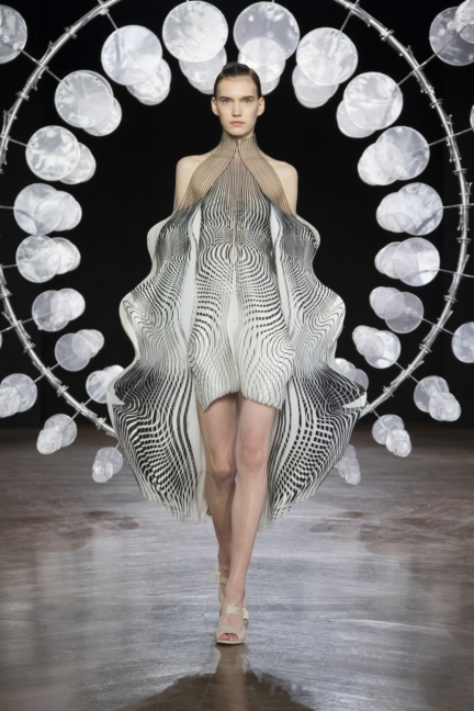 iris-van-herpen-aw1920-look-03