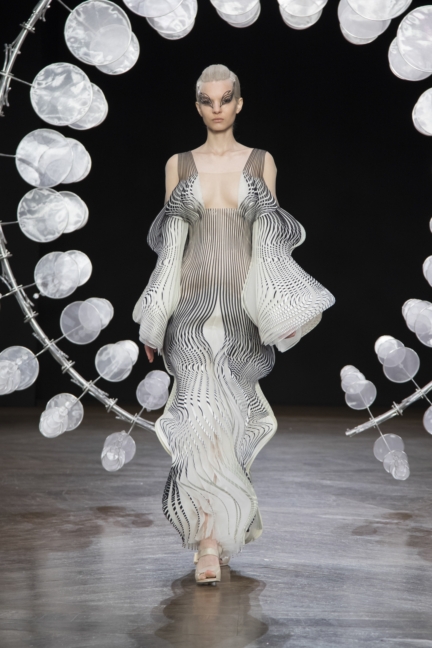 iris-van-herpen-aw1920-look-04