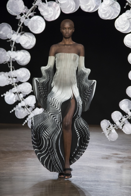 iris-van-herpen-aw1920-look-10