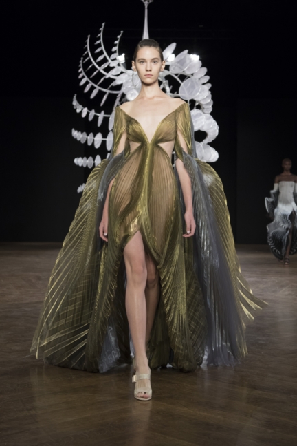 iris-van-herpen-aw1920-look-11