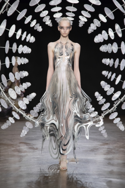 iris-van-herpen-aw1920-look-15