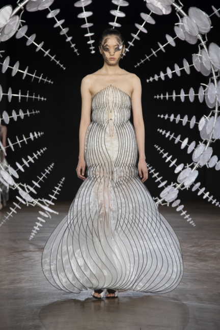 iris-van-herpen-aw1920-look-16
