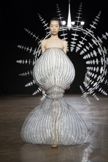 iris-van-herpen-aw1920-look-17