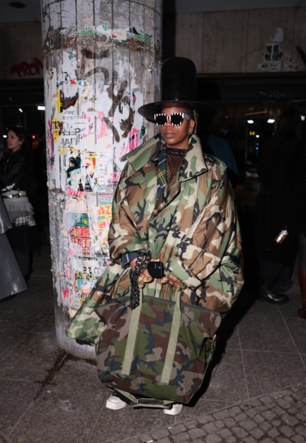 366a5732shayneoliver_aw24_streetstyle_tamika-is_by_jeremymoeller_for_bfw