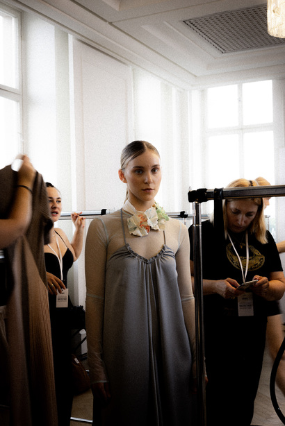 bobkova_ss24_backstage6_by_caroline_kynast_for_bfw