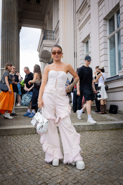 bobkova_ss24_streetstyle6_by_caroline_kynast_for_bfw