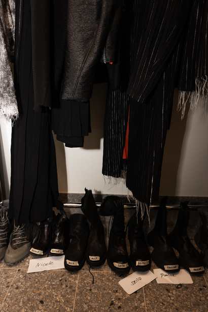 dennis_chuene_aw24_backstage1_by_caroline_kynast_for_bfw_v9a9268