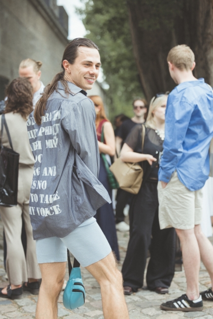 dzhus_ss24_streetstyle12_by_caroline_kynast_for_bfw