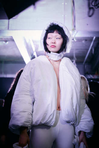 olivia_ballard_aw24_backstage1_by_caroline_kynast_for_bfw_1