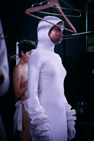 olivia_ballard_aw24_backstage1_by_caroline_kynast_for_bfw_10