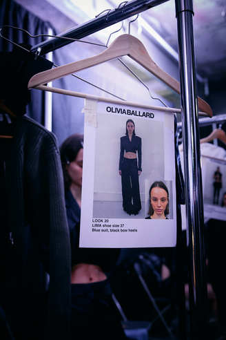olivia_ballard_aw24_backstage1_by_caroline_kynast_for_bfw_9