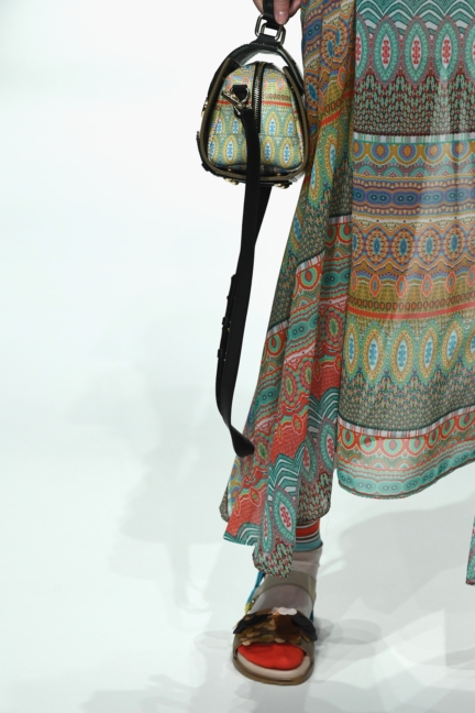 775183870tk00132_riani_show