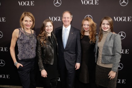aw-2016_mercedes-benz-fashion-week-berlin_de_0052_john-b-emerson-us-botschafter-mit-ehefrau-kimberly-und-seinen-tochtern_61789