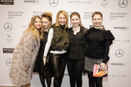aw-2017_fashion-week-berlin_de_0305_kimberly-emerson-mit-ihren-tochtern-cathy-hummels_69373