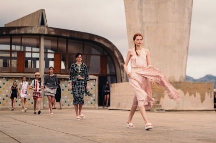 chanel_cruise-2024_25-show-cite-radieuse-le-corbusier-unite-dhabitation-marseille-flc-adagp-paris-2024-10-hd