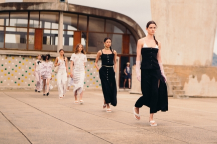 chanel_cruise-2024_25-show-cite-radieuse-le-corbusier-unite-dhabitation-marseille-flc-adagp-paris-2024-12-hd