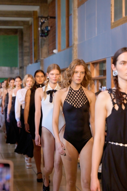 chanel_cruise-2024_25-show-cite-radieuse-le-corbusier-unite-dhabitation-marseille-flc-adagp-paris-2024-18-hd