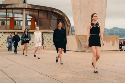 chanel_cruise-2024_25-show-cite-radieuse-le-corbusier-unite-dhabitation-marseille-flc-adagp-paris-2024-5-hd