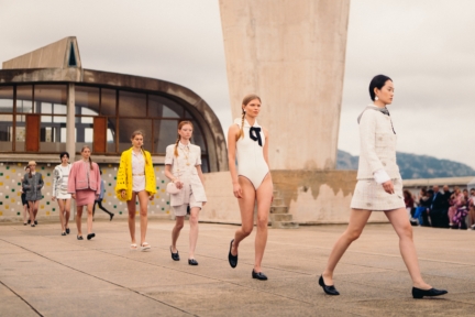 chanel_cruise-2024_25-show-cite-radieuse-le-corbusier-unite-dhabitation-marseille-flc-adagp-paris-2024-7-hd