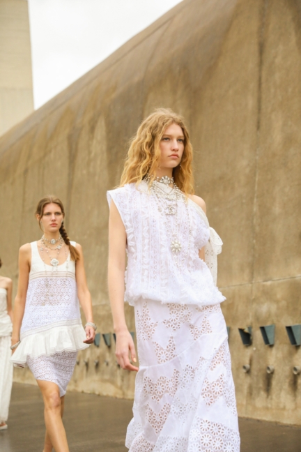 chanel_cruise-2024_25-show-cite-radieuse-le-corbusier-unite-dhabitation-marseille-flc-adagp-paris-2024-72-hd