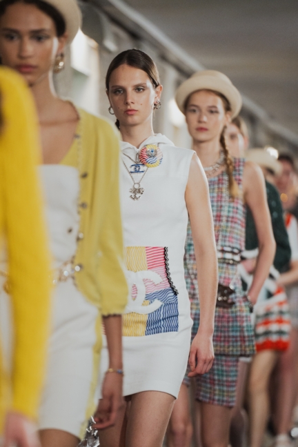chanel_cruise-2024_25-show-cite-radieuse-le-corbusier-unite-dhabitation-marseille-flc-adagp-paris-2024-77-hd
