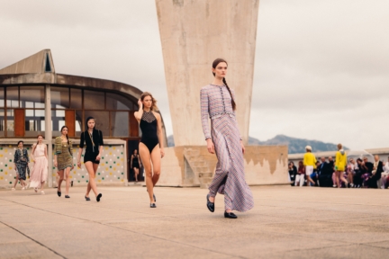 chanel_cruise-2024_25-show-cite-radieuse-le-corbusier-unite-dhabitation-marseille-flc-adagp-paris-2024-9-hd