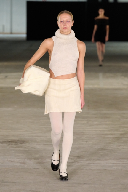 aw25-copenhagen-fashion-week-a-roege-hove-runway-2x3-james-cochrane-16