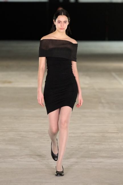 aw25-copenhagen-fashion-week-a-roege-hove-runway-2x3-james-cochrane-17