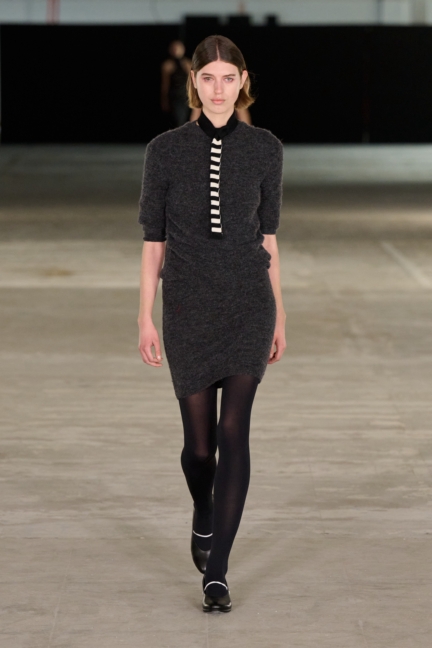 aw25-copenhagen-fashion-week-a-roege-hove-runway-2x3-james-cochrane-18