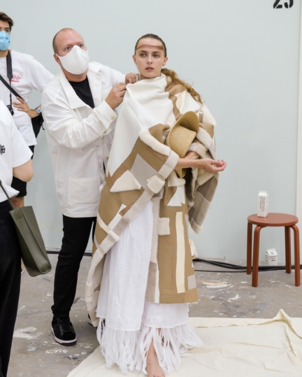 mark_kenly_domino_tan_backstage_002