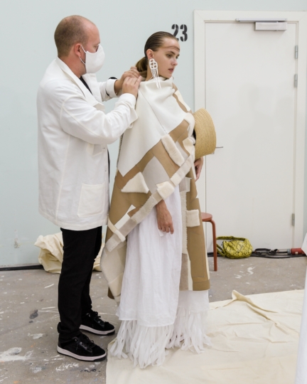 mark_kenly_domino_tan_backstage_006