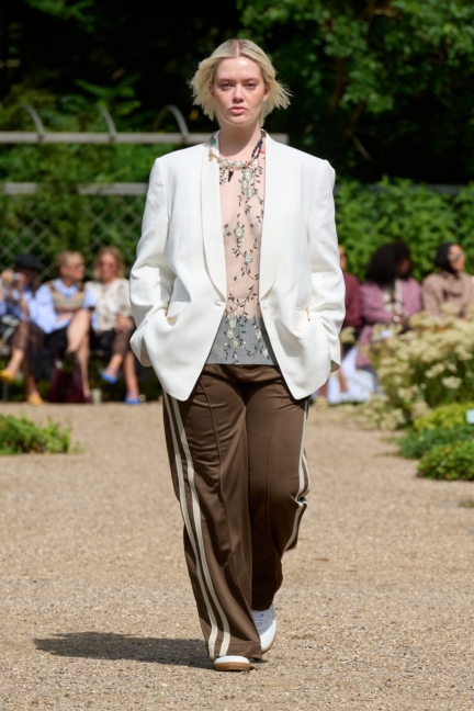 ss26-copenhagen-fashion-week-munthe-runway-2x3-james-cochrane-32
