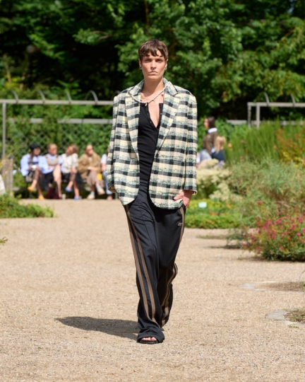 ss26-copenhagen-fashion-week-munthe-runway-4x5-james-cochrane-29