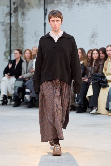 aw25-copenhagen-fashion-week-skall-studio-runway-2x3-james-cochrane-16