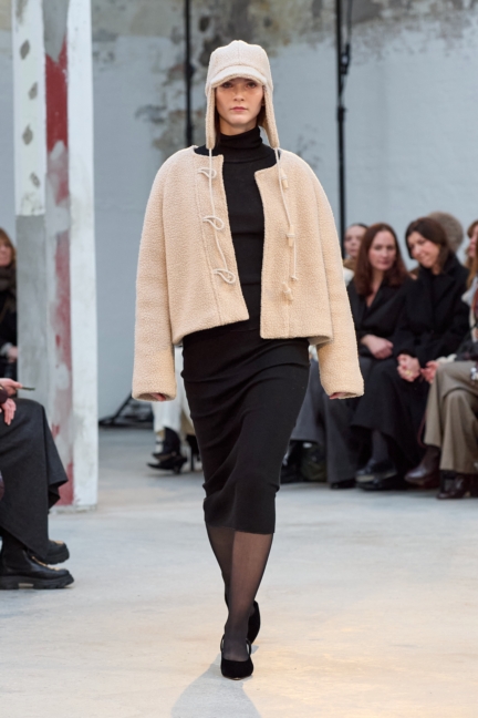 aw25-copenhagen-fashion-week-skall-studio-runway-2x3-james-cochrane-25