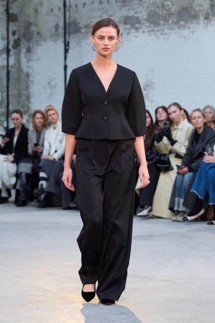 aw25-copenhagen-fashion-week-skall-studio-runway-2x3-james-cochrane-3