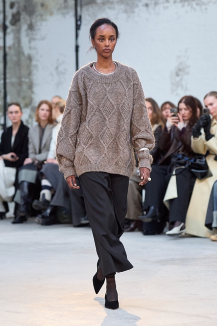 aw25-copenhagen-fashion-week-skall-studio-runway-2x3-james-cochrane-5