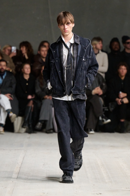 aw25-copenhagen-fashion-week-won-hundred-runway-2x3-james-cochrane-23