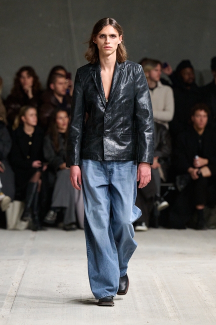 aw25-copenhagen-fashion-week-won-hundred-runway-2x3-james-cochrane-25