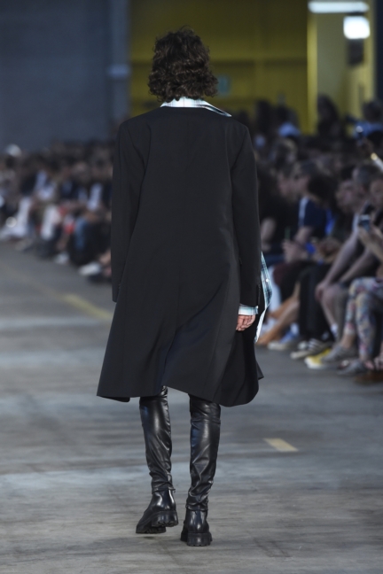 diesel-black-gold-milan-mens-ss-18-runway-back-20