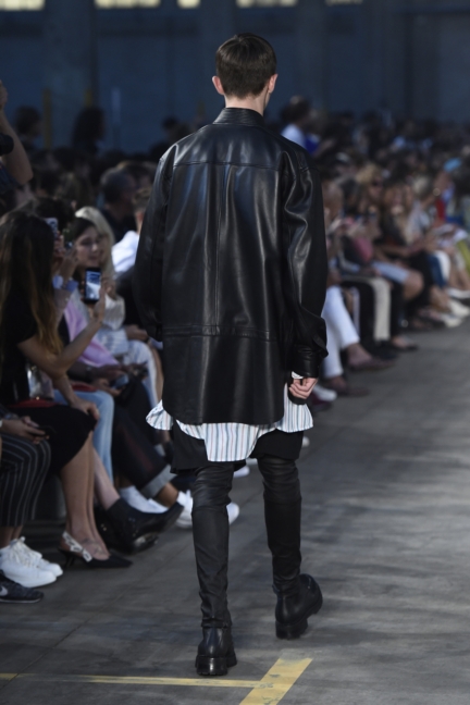 diesel-black-gold-milan-mens-ss-18-runway-back-21