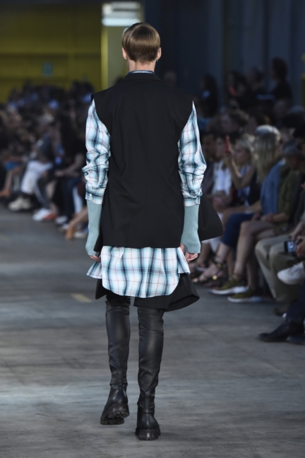 diesel-black-gold-milan-mens-ss-18-runway-back-23