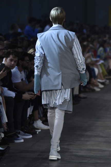 diesel-black-gold-milan-mens-ss-18-runway-back-30