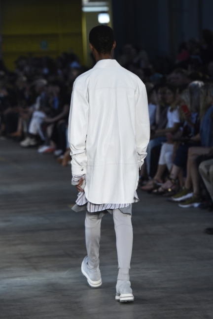 diesel-black-gold-milan-mens-ss-18-runway-back-35