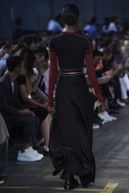 diesel-black-gold-milan-mens-ss-18-runway-back-45