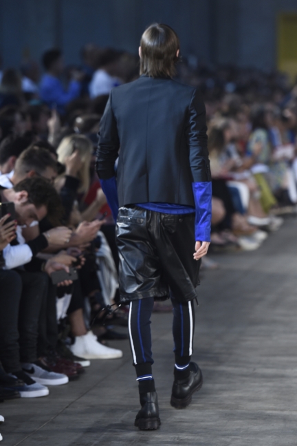 diesel-black-gold-milan-mens-ss-18-runway-back-6