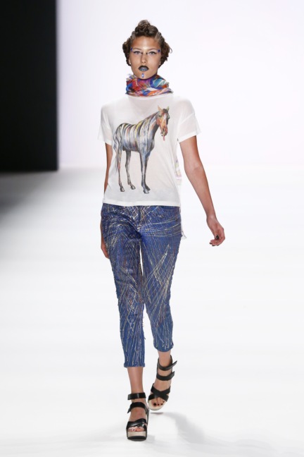 ss-2017_fashion-week-berlin_de_0006_jeans-for-refugees-by-johny-dar_66778