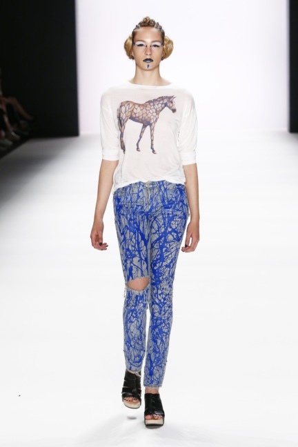 ss-2017_fashion-week-berlin_de_0007_jeans-for-refugees-by-johny-dar_66777