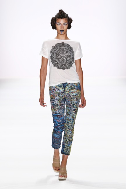 ss-2017_fashion-week-berlin_de_0010_jeans-for-refugees-by-johny-dar_66774