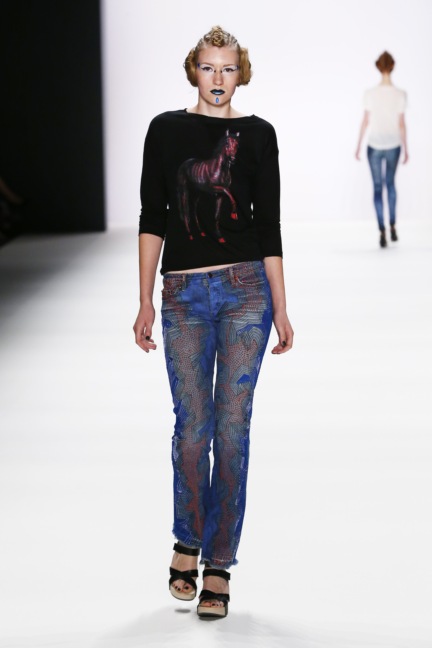 ss-2017_fashion-week-berlin_de_0018_jeans-for-refugees-by-johny-dar_66766